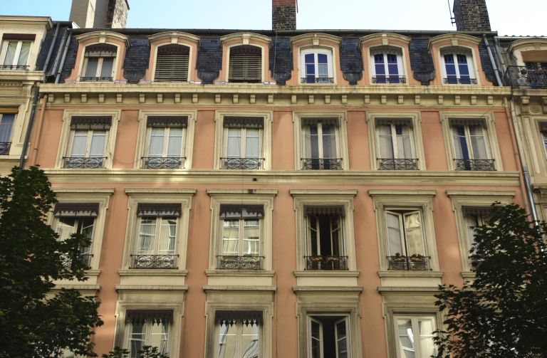 Ensemble d'édifices derrière façade : immeubles jumeaux