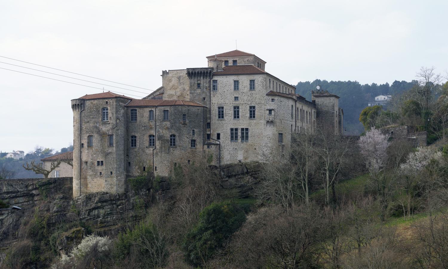 Château, puis palais de justice et prison, puis hôpital, actuellement château de Largentière