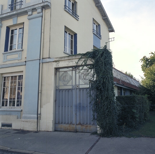 Tissage Laval et Cie soierie puis Métissa société française de métier à tisser automatique actuellement Glaclait et parc d'activité de société