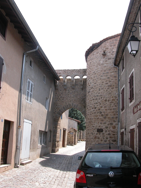 Porte de ville, dite porte de Bise, actuellement Centre d'interprétation de l'art roman en Forez
