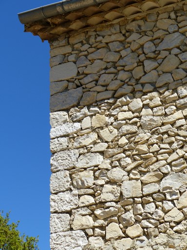 Chaîne d'angle d'une ferme, quartier du Moulin.