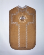 Chasuble, étole, manipule, voile de calice : ornement doré