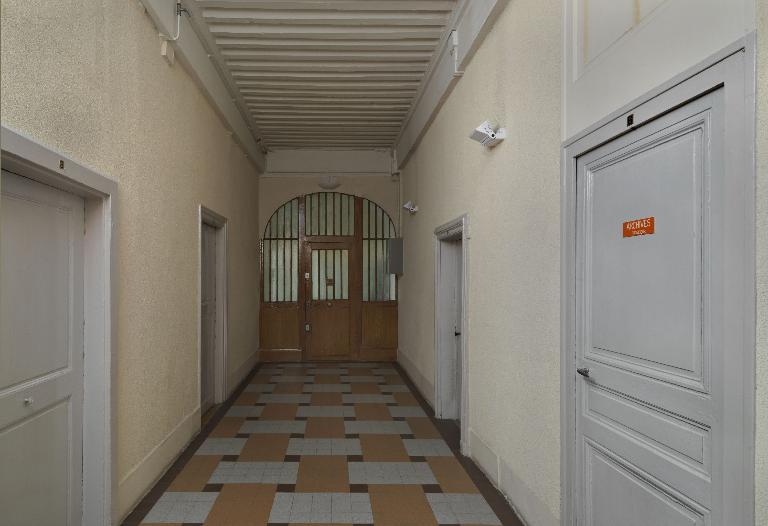 Collège de jésuites puis d'oratoriens, dit Collège de la Trinité ou Grand Collège, actuellement lycée Ampère