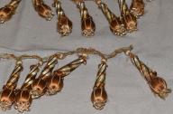 Ruban n°1 d'un ensemble de 2 rubans de passementerie à glands marron clair, beige et blanc