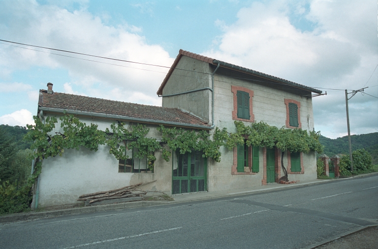 Les maisons, magasins de commerce et immeubles de la commune de Sail-sous-Couzan