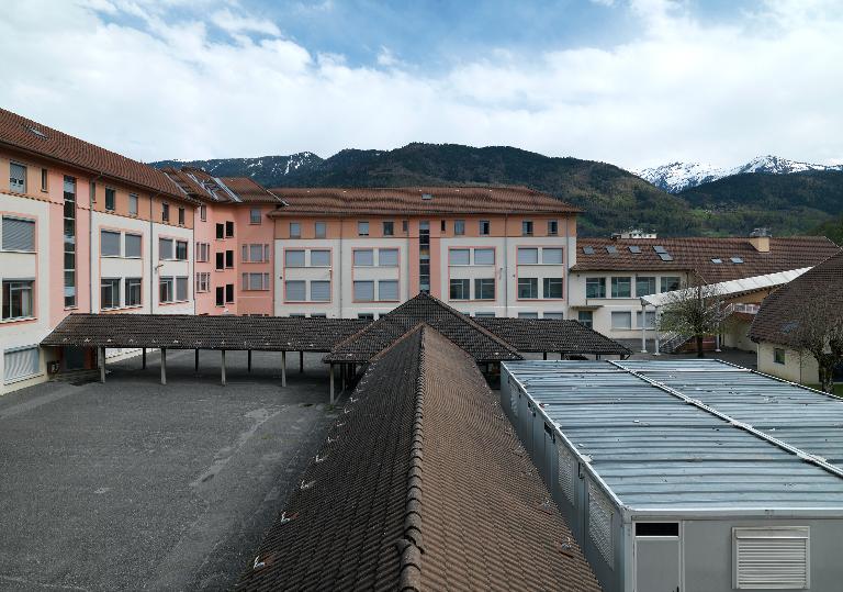 Groupe scolaire de Montroux, puis Cité technique, actuellement lycée d'enseignement général, technologique et professionnel René-Perrin