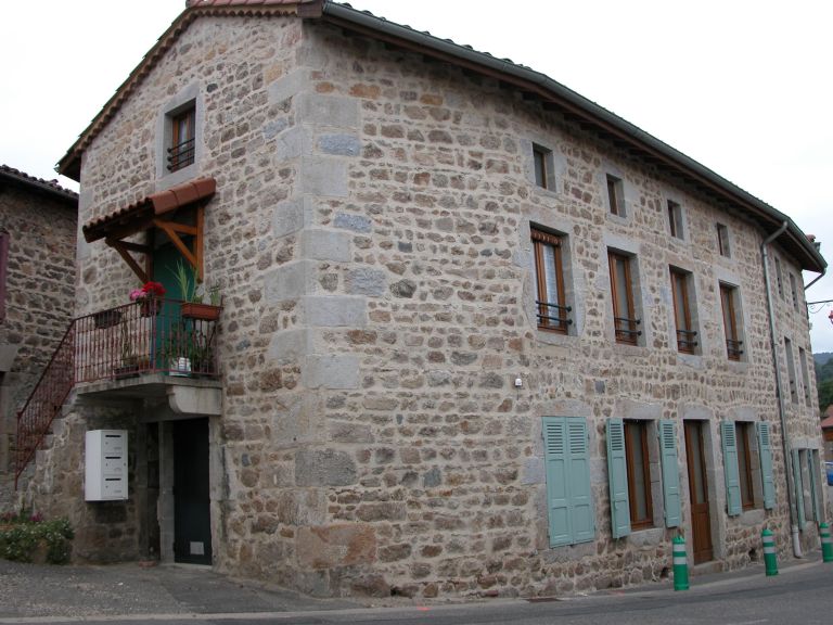 Maison, ancienne boulangerie Faure, actuellement maison, atelier de modiste, salle communale.