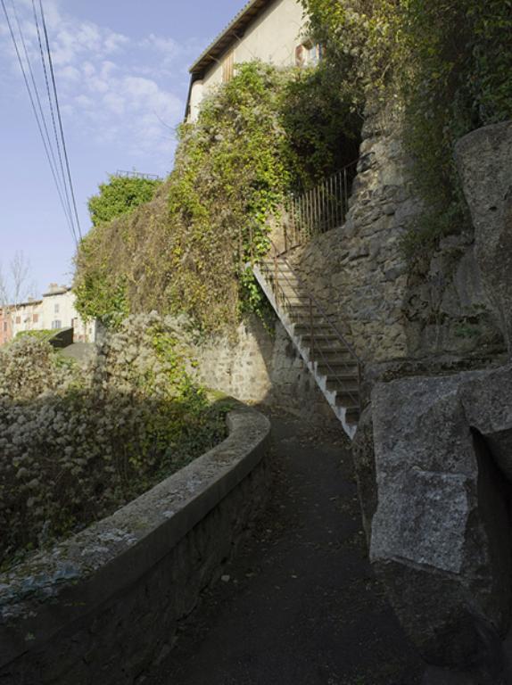 Vue partielle de la rue Anna-Chabrol et de l'escalier la reliant à la rue d'Alger.