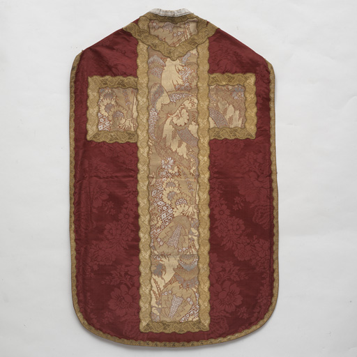 Ornement rouge : chasuble, ensemble de 2 dalmatiques, collets de dalmatique et manipules