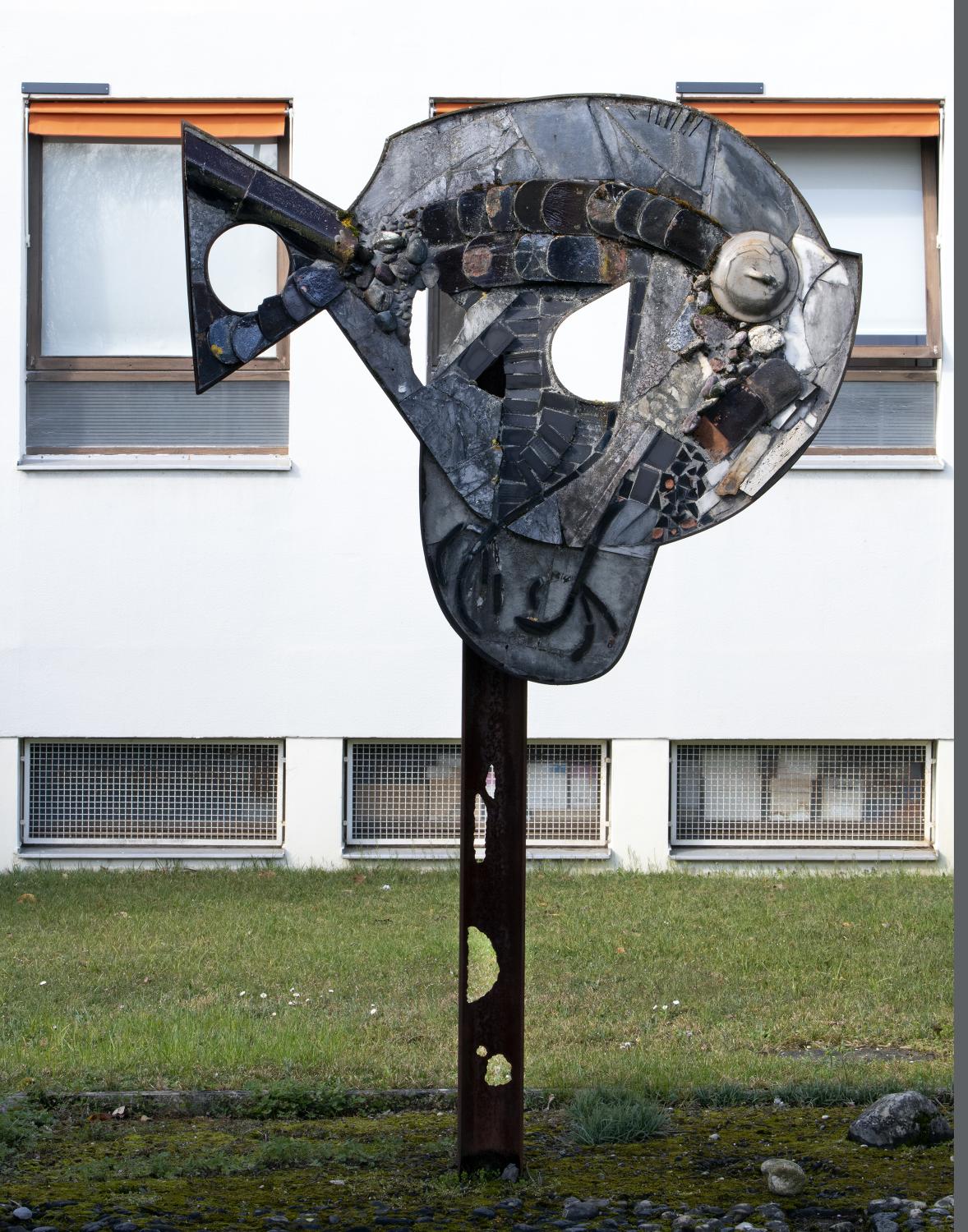 Ensemble de deux sculptures-totems : Soleil et Poisson (titre factice)