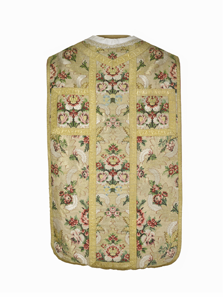 ensemble d'une chasuble, deux dalmatiques, deux étoles, deux manipules, un voile de calice, une bourse de corporal : ornement doré n°5