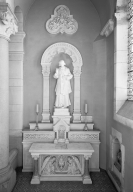 ensemble de la chapelle du Sacré-Coeur (verrière, statue, autel, tabernacle, arcature, dessus-de-baie)