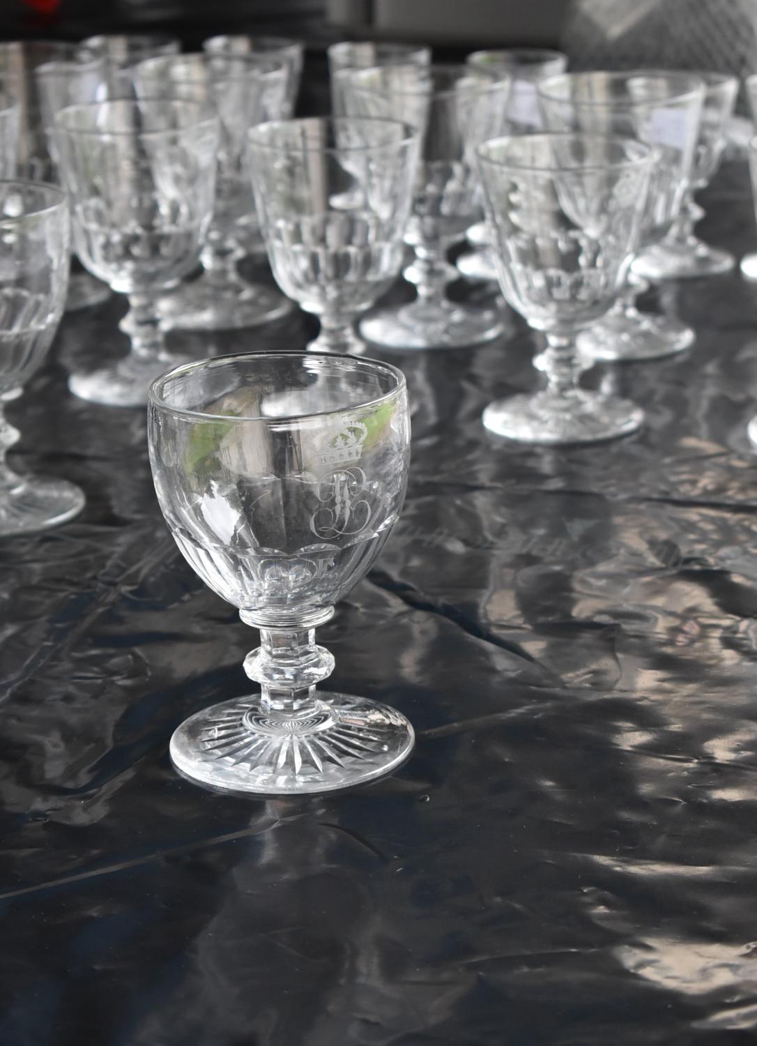 Ensemble de 30 verres de quatre types, gravés au chiffre de Louis Philippe : lot de 2 grands verres de type n°1