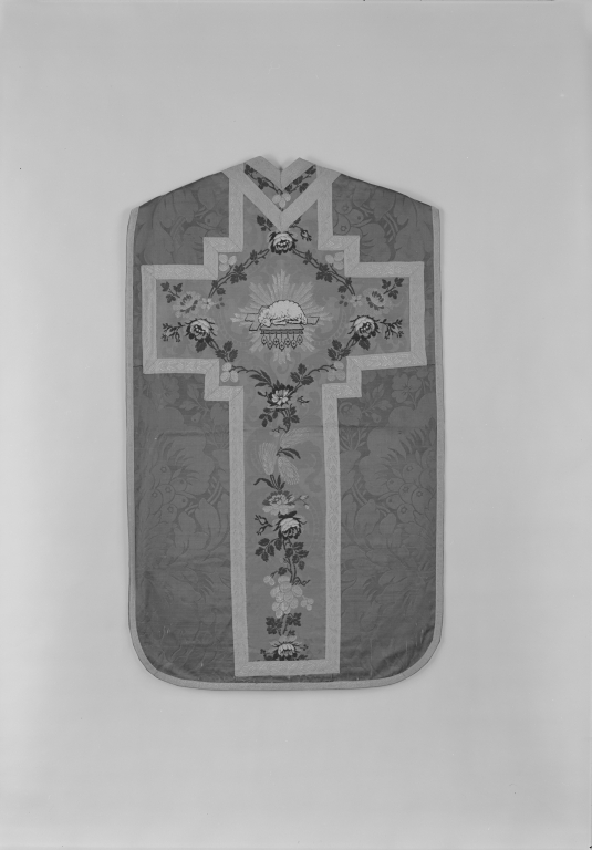 chasuble, étole, manipule, bourse de corporal, voile de calice (ornement rouge)