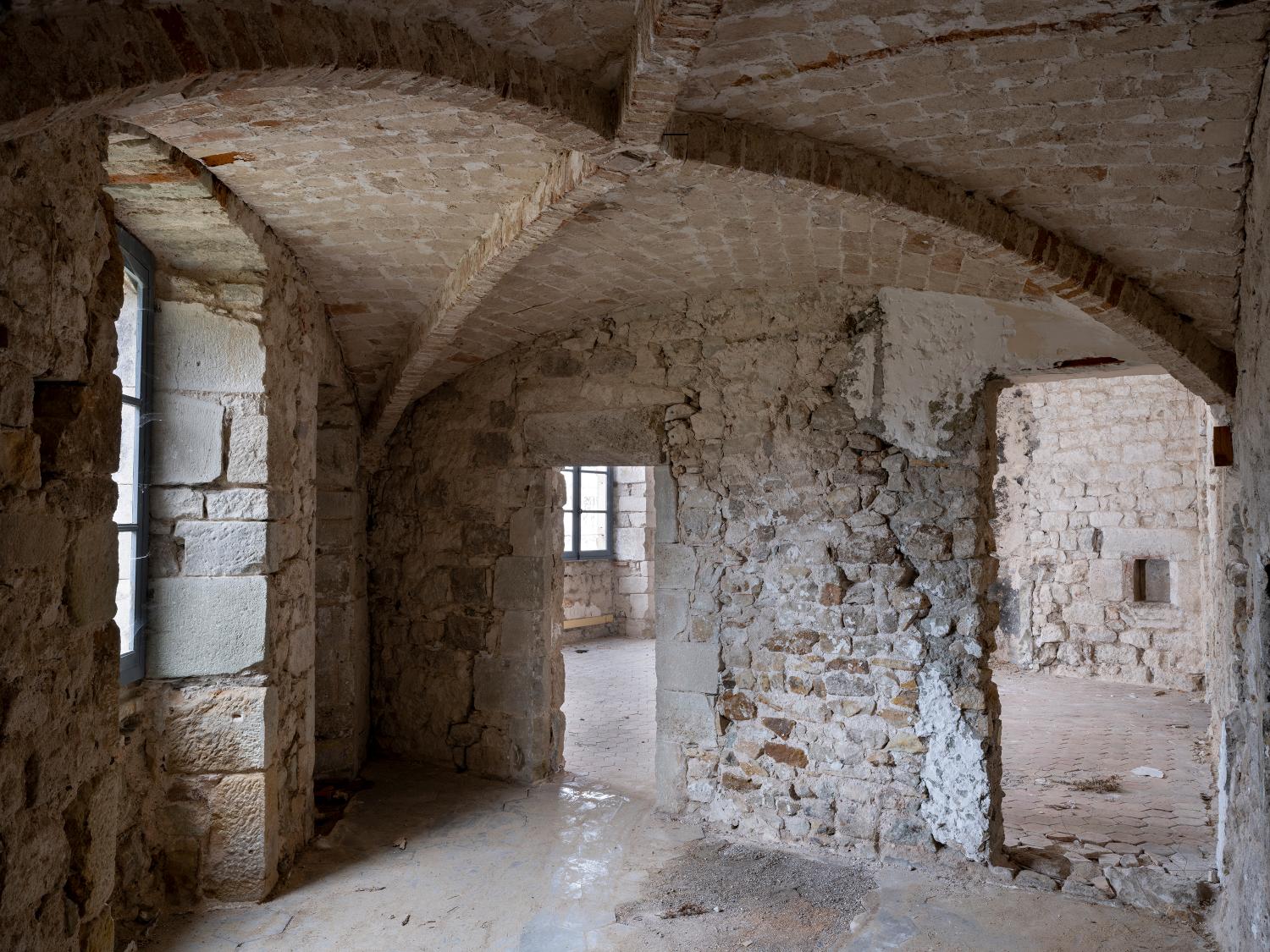 Château, puis palais de justice et prison, puis hôpital, actuellement château de Largentière