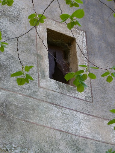 Jour avec faux encadrement peint et cadre de façade, ferme au hameau du Moulin.