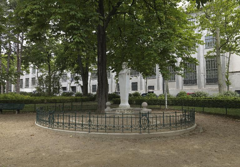 Fontaine : monument à Pierre Dupont