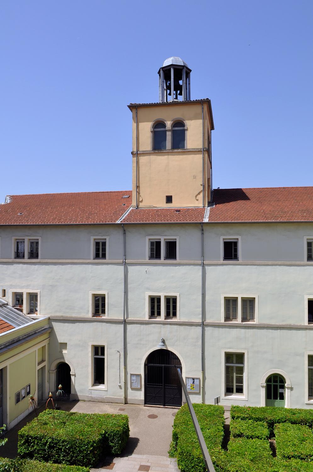 Collège de jésuites, puis institut national, école centrale supplémentaire, école communale secondaire, collège communal et école pratique de commerce et d'industrie, lycée, actuellement collège François-Ponsard