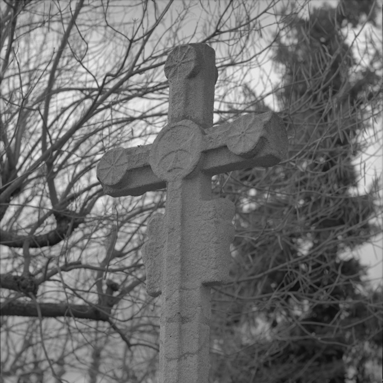 Croix de cimetière, actuellement croix monumentale