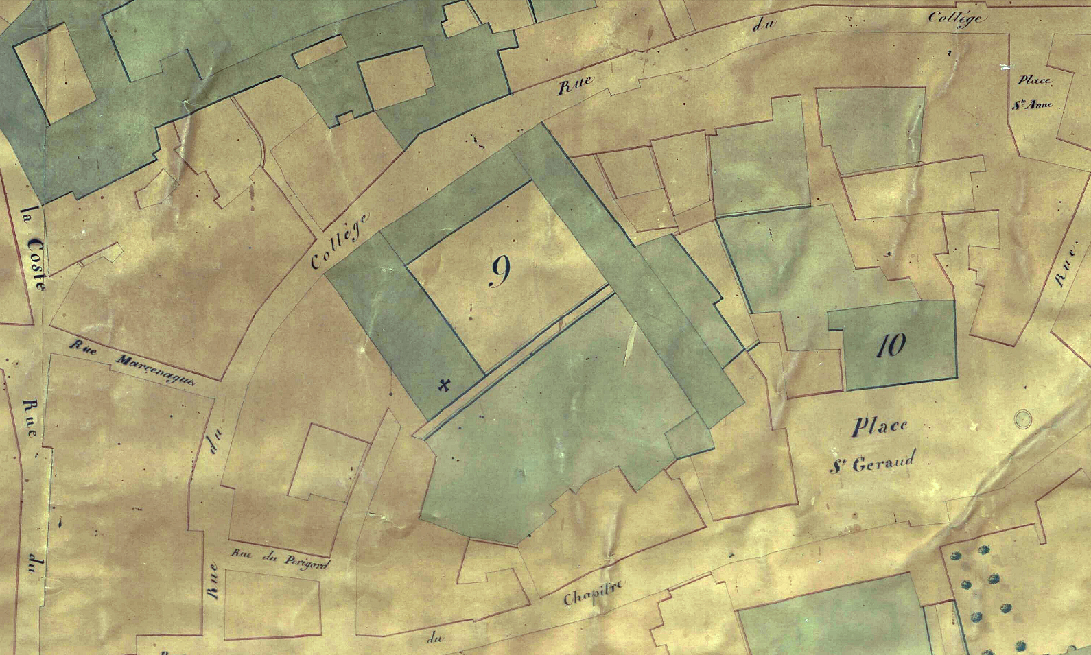 Plan d'Aurillac en 1791 : détail sur la parcelle du collège (AC Aurillac, 1 S 2) : un étroit passage clos de murs relie le corps de bâtiment principal au chevet de l'église et sépare la cour du collège de son jardin