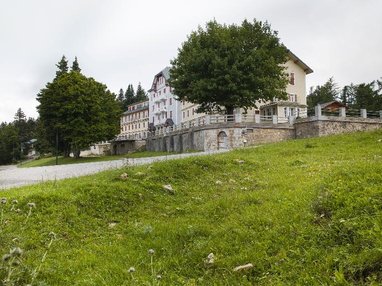 Hôtel de voyageurs, dit chalets-hôtels du Mont-Revard, puis Grand Hôtel PLM du Mont-Revard, actuellement immeuble à logements