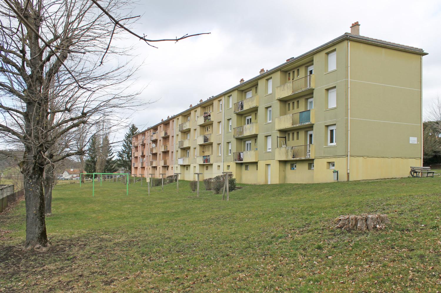 Les immeubles HLM de la Croix-Saint-Romain et le lotissement Les Érables à Sainte-Sigolène.