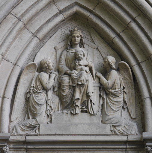 Groupe sculpté : la Vierge à l'Enfant adorée par deux anges (tympan du portail occidental)