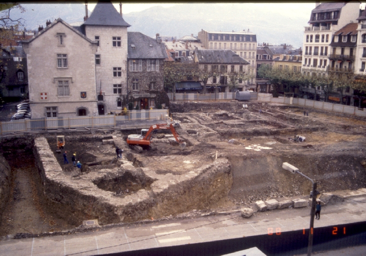 Château fort, puis château, actuellement hôtel de ville