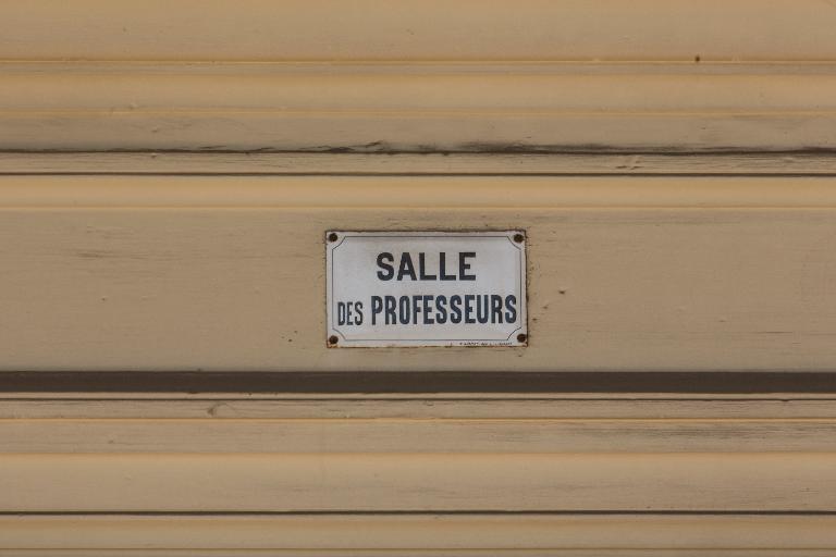 Manoir de Chènevoux, puis collège de jésuites, puis école centrale, puis lycée de garçons, actuellement lycée d'enseignement secondaire Jean-Puy