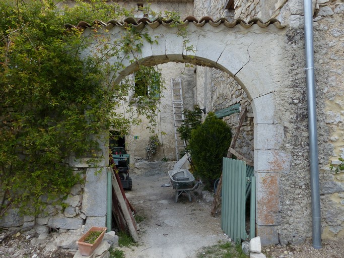 Portail de la cour d'une ferme, quartier du Terron.