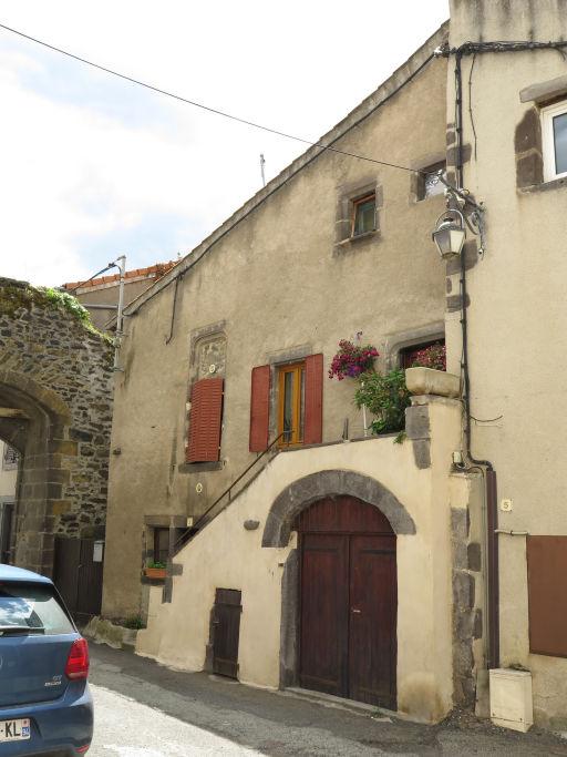 Escalier avec mur d'échiffre englobant une descente de cave : Châteaugay, 3 rue du Château