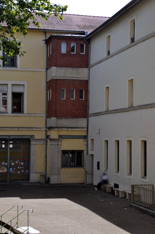 Collège de jésuites, puis institut national, école centrale supplémentaire, école communale secondaire, collège communal et école pratique de commerce et d'industrie, lycée, actuellement collège François-Ponsard