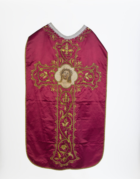 ornement rouge : chasuble, étole, manipule