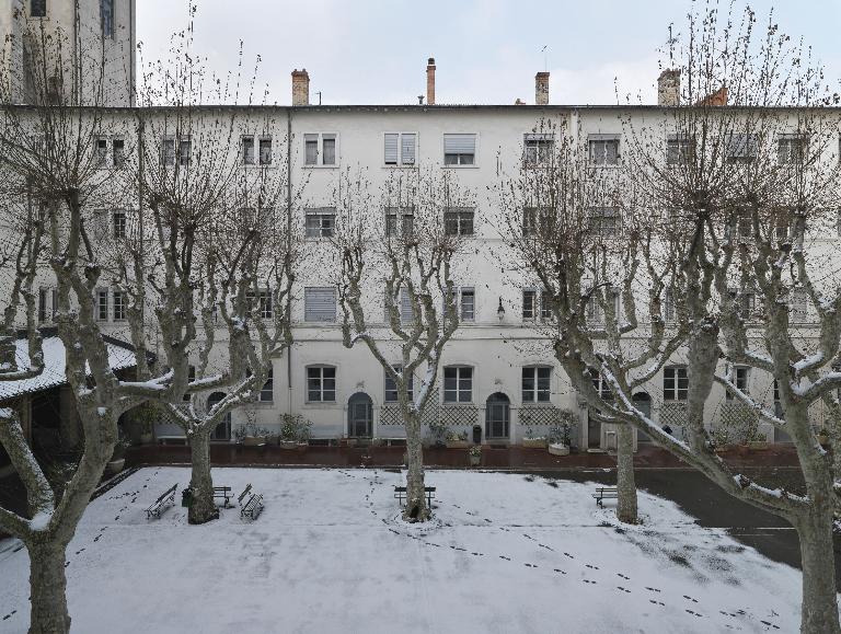 Collège de jésuites puis d'oratoriens, dit Collège de la Trinité ou Grand Collège, actuellement lycée Ampère