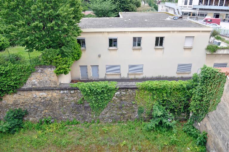 Ouvrage extérieur de l'enceinte de la Croix-Rousse dit ravelin Saint-Sébastien, gymnase militaire puis terrains de tennis