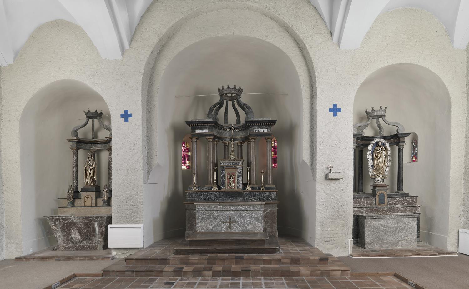 Ensemble du maître-autel (autel privilégié) et des autels latéraux (autel de la Vierge, autel du Sacré-Coeur), gradins, tabernacles et retables architecturés à colonnes