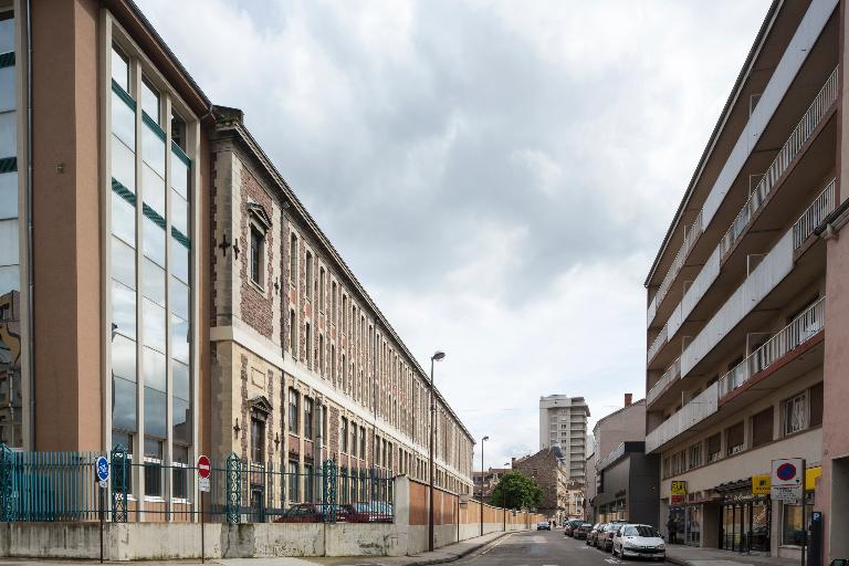 Manoir de Chènevoux, puis collège de jésuites, puis école centrale, puis lycée de garçons, actuellement lycée d'enseignement secondaire Jean-Puy