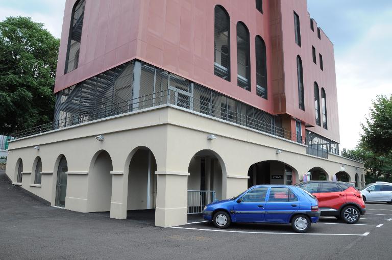 Ecole secondaire, dite Ecole supérieure de garçons Bernascon, puis lycée, dit Lycée Bernascon, actuellement siège d'association, dit Maison des Associations