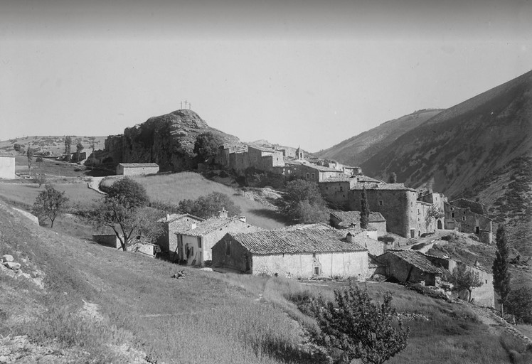 Le village de Barret-de-Lioure et le quartier du Terron, en 1890. Vue prise du nord-ouest (photographie noir et blanc, Saint-Marcel Eysseric).