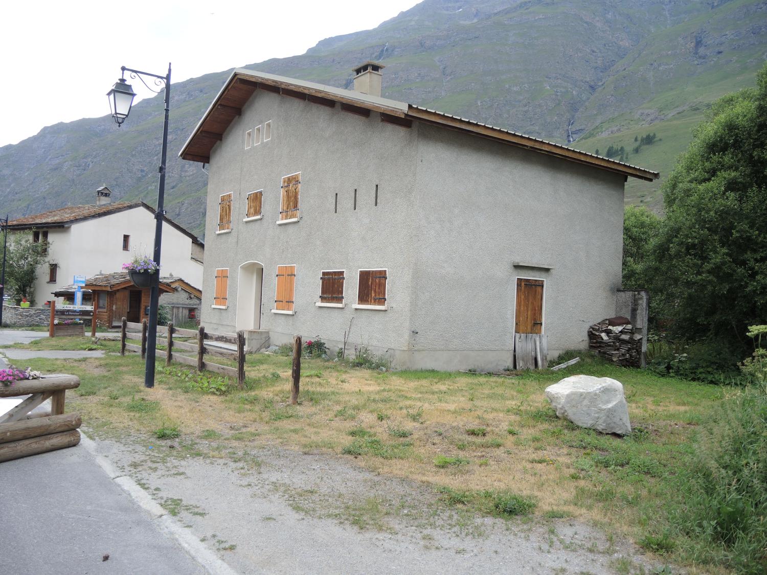 Ensemble de maisons de la reconstruction à Bessans