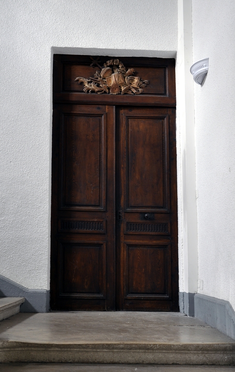 Haut-relief (dessus-de-porte) : Les instruments du sacerdoce