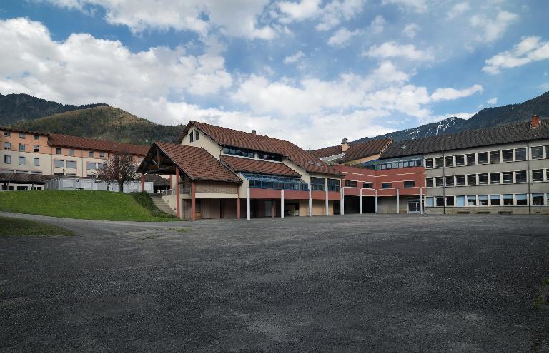 Groupe scolaire de Montroux, puis Cité technique, actuellement lycée d'enseignement général, technologique et professionnel René-Perrin
