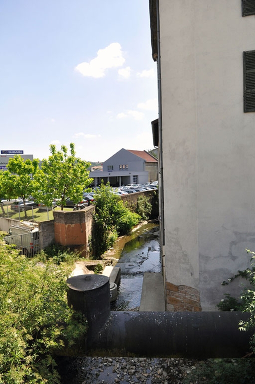 Ancien moulin puis usine de mise en bouteilles dite Charvet vins en gros puis Coquet et Monet eaux et limonade puis J.B. Beaumann et Cie fabrique de limonade et bière actuellement salle des ventes du 9eme arrondissement de Lyon