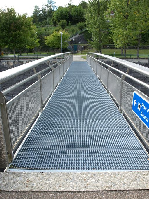 Passerelle sur l'évacuateur du barrage de Génissiat