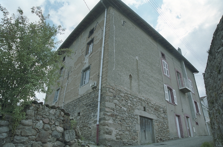 Les maisons, magasins de commerce et immeubles de la commune de Sail-sous-Couzan