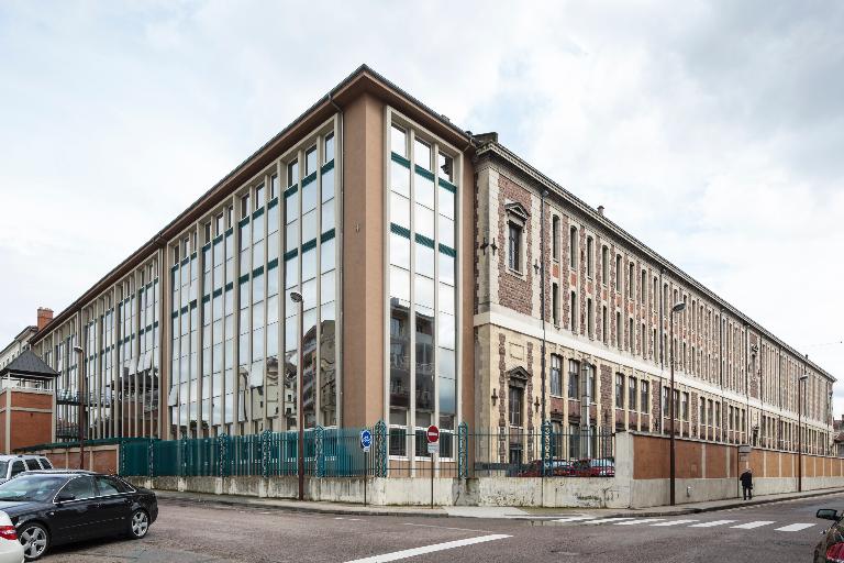 Manoir de Chènevoux, puis collège de jésuites, puis école centrale, puis lycée de garçons, actuellement lycée d'enseignement secondaire Jean-Puy