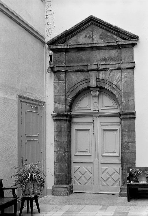 Vantail, tympan de menuiserie (dormant) du portail du cloître