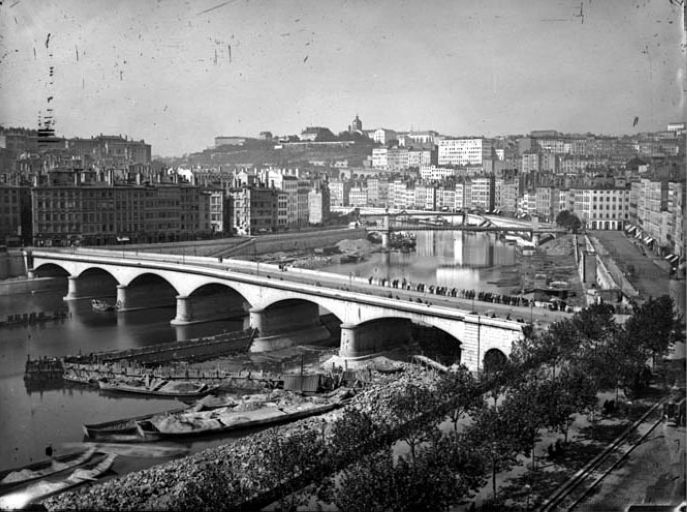 Pont de Saône, de Pierre ou du Change, puis de Nemours