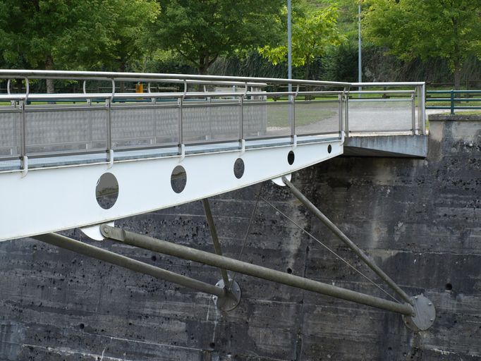 Passerelle sur l'évacuateur du barrage de Génissiat