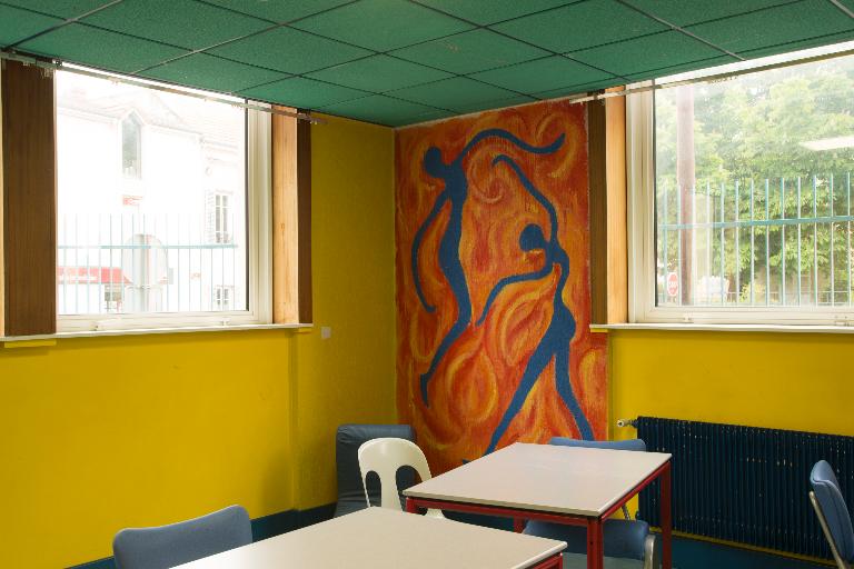 Manoir de Chènevoux, puis collège de jésuites, puis école centrale, puis lycée de garçons, actuellement lycée d'enseignement secondaire Jean-Puy